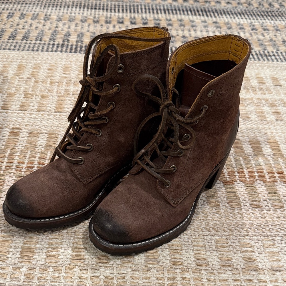 New Without Tags Frye Distressed Brown Suede Lace-Up Ankle Boots. Size 6.